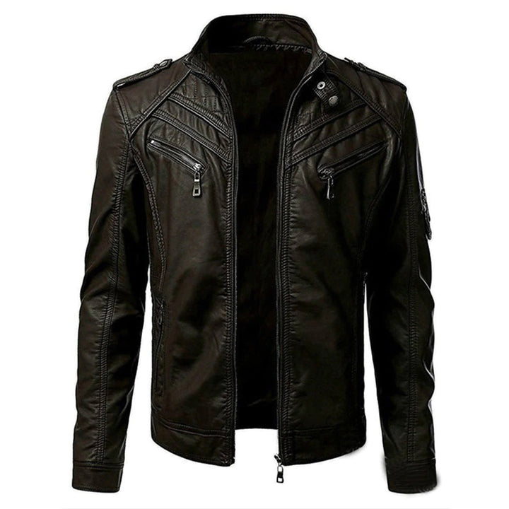Mann trägt schwarze moderne Bikerjacke, lässige Herrenmode für Freizeit und Stadt, Statement-Jacke.
