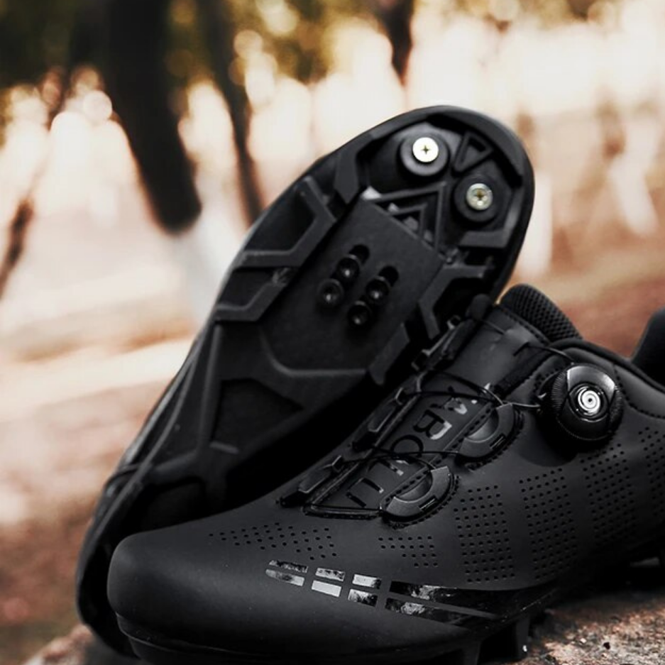 Ergonomische Herren Fahrradschuhe in Schwarz, orthopädisch & komfortabel für optimale Fussgesundheit beim Radfahren.