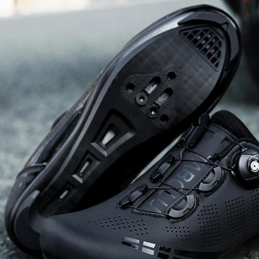 Detailaufnahme der Sohle: Orthopädische Herren Fahrradschuhe mit optimaler Kraftübertragung & Grip für maximale Leistung.