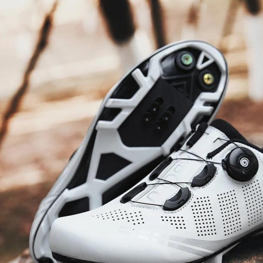 Mann trägt schwarze orthopädische Fahrradschuhe, perfekt für Radsport & Outdoor-Touren, bieten Komfort beim Treten.