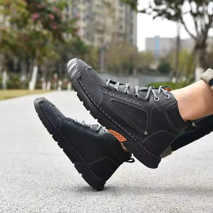 Seitenansicht Herren Wanderschuh Angus, ergonomisches Design für Komfort & Halt. Ideal für lange Wege.