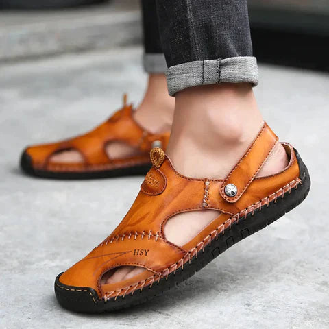 Bequeme schwarze Herren Trekkingsandalen mit geschlossener Zehe & Klettverschluss für Wassersport & Wanderungen.
