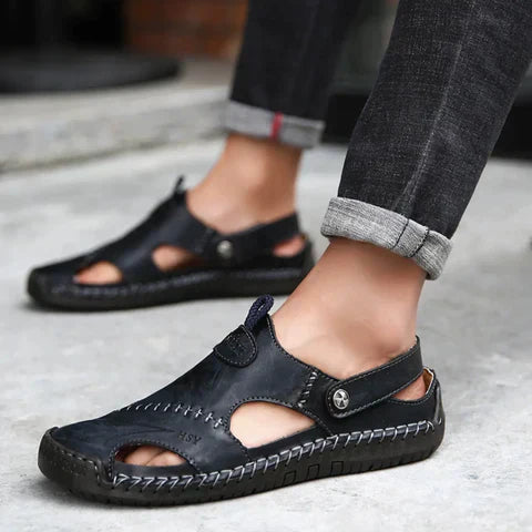 Leichte Herren Sommersandale in Hellbraun, ideal für Outdoor-Aktivitäten, mit geschlossener Spitze & gutem Halt.
