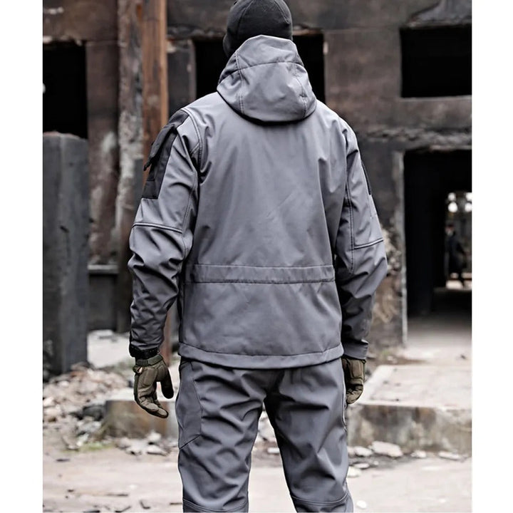 Mann im robusten Herren Outdoor Softshell Set, wind- & wasserdicht, bereit für Wandern & Abenteuer.