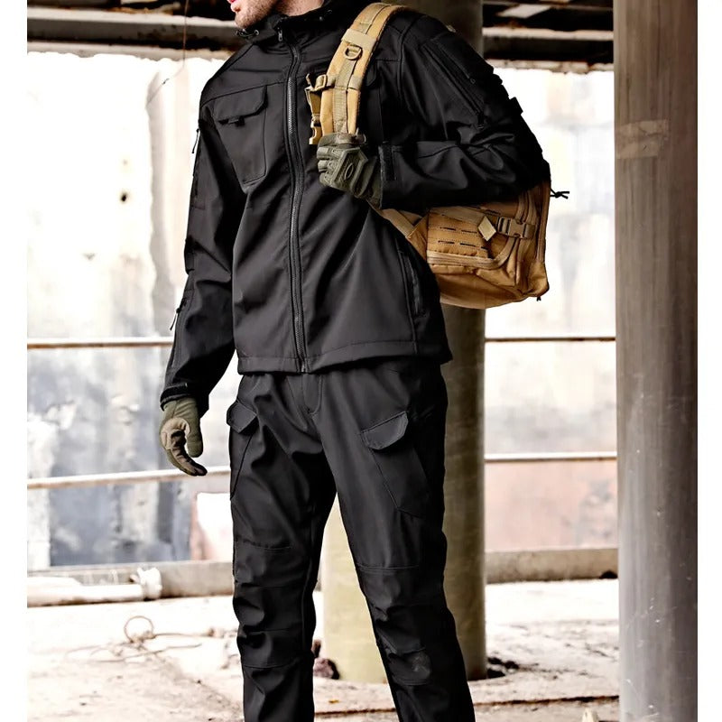 Vielseitiges Herren Softshell Set, winddicht, wasserabweisend & atmungsaktiv, ideal für Sport & Outdoor-Freizeit.