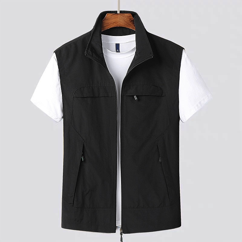 Funktionale Herren Freizeitweste, leicht und atmungsaktiv, ideal als Reise- und Outdoorbekleidung.