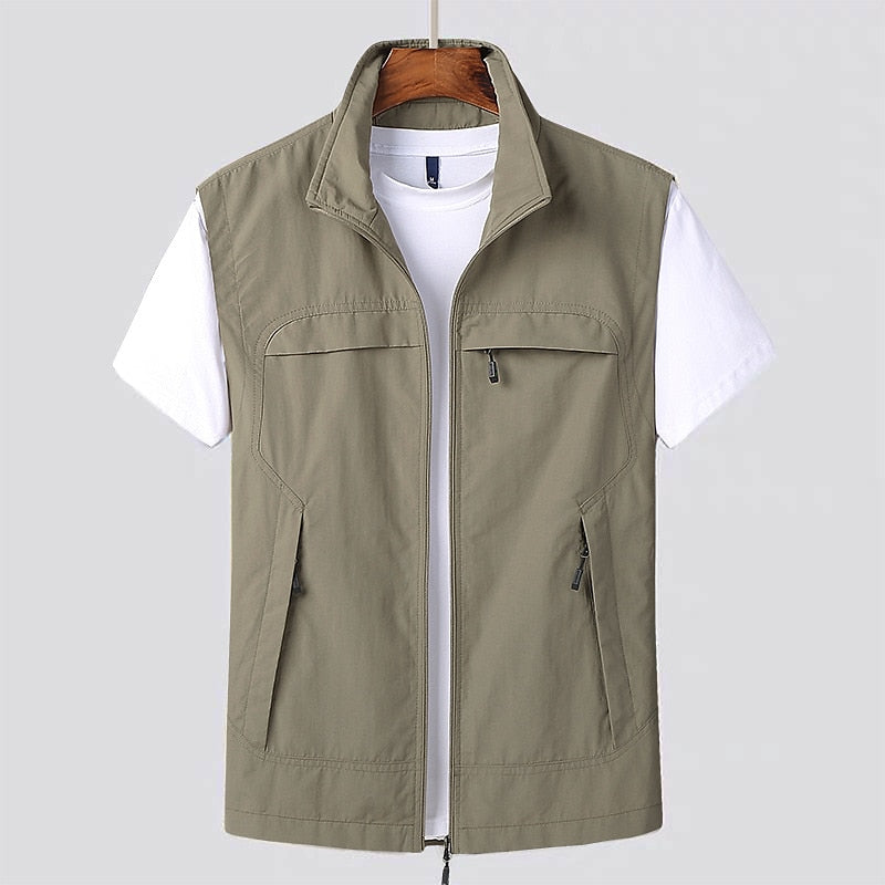 Stylische Herren Outdoorweste, leicht & atmungsaktiv. Vielseitige Herrenmode für Freizeit und Reise.