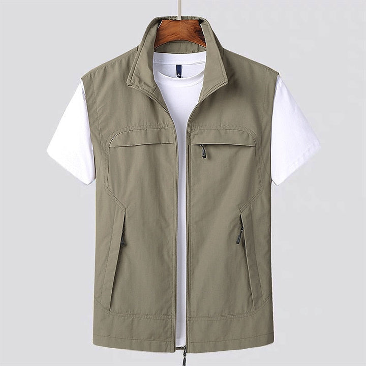 Stylische Herren Outdoorweste, leicht & atmungsaktiv. Vielseitige Herrenmode für Freizeit und Reise.