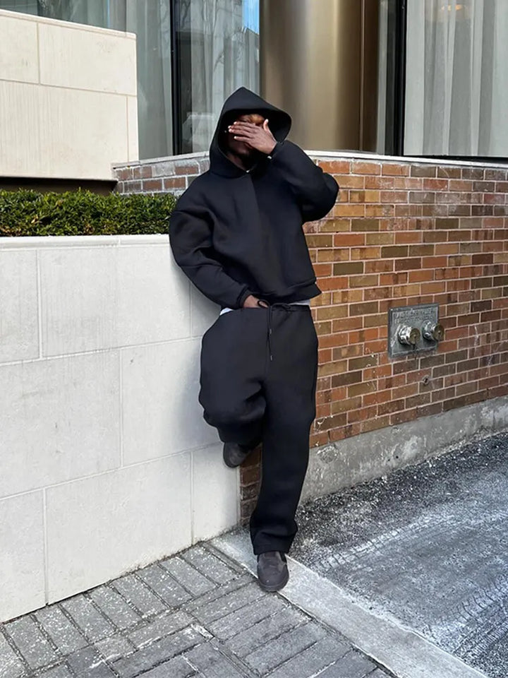 Stylischer Casual Herren Zweiteiler: Oversized Hoodie & passende Jogginghose für den Alltag.