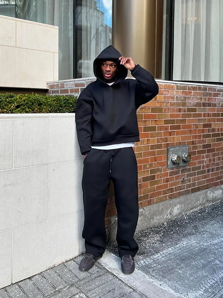 Moderner Herren Oversized Trainingsanzug: Lockerer Hoodie & bequeme Jogginghose.