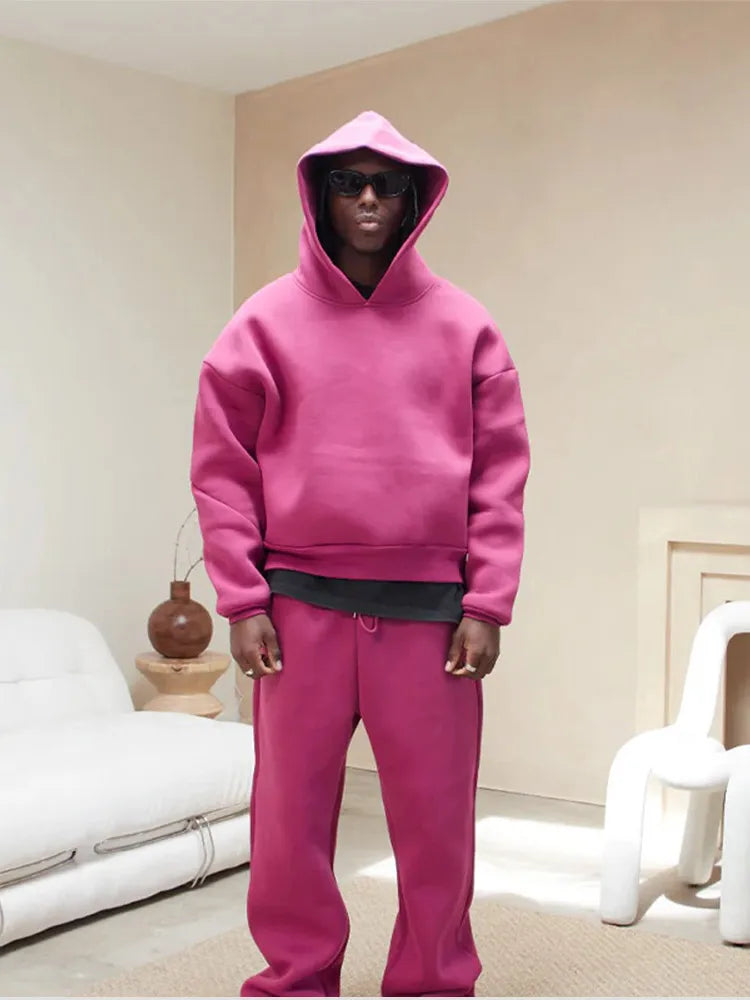 Rückansicht des Herren Oversized Trainingsanzugs mit Kapuzenpullover und Jogginghose.