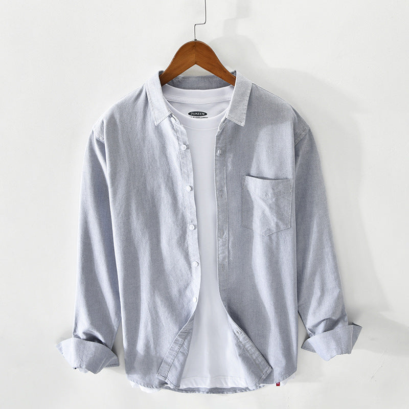 Lässiges Herren Oxford-Hemd mit hochgekrempelten Ärmeln. Perfekt für einen entspannten, stilvollen Freizeit-Look.