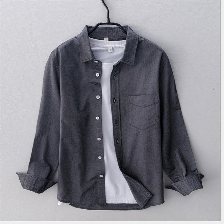 Klassisches weißes Herren Oxford-Hemd mit Button-Down-Kragen. Zeitlos elegant und atmungsaktiv.