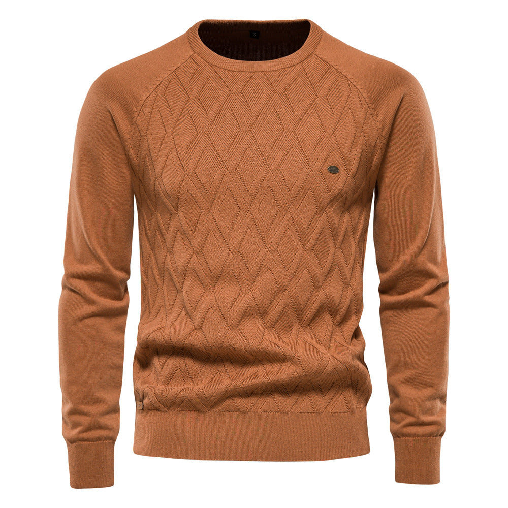 Mann trägt stilvollen, unifarbenen Herren Oxford Pullover. Klassischer Langarm-Pullover, ideal für Business Casual im Winter.