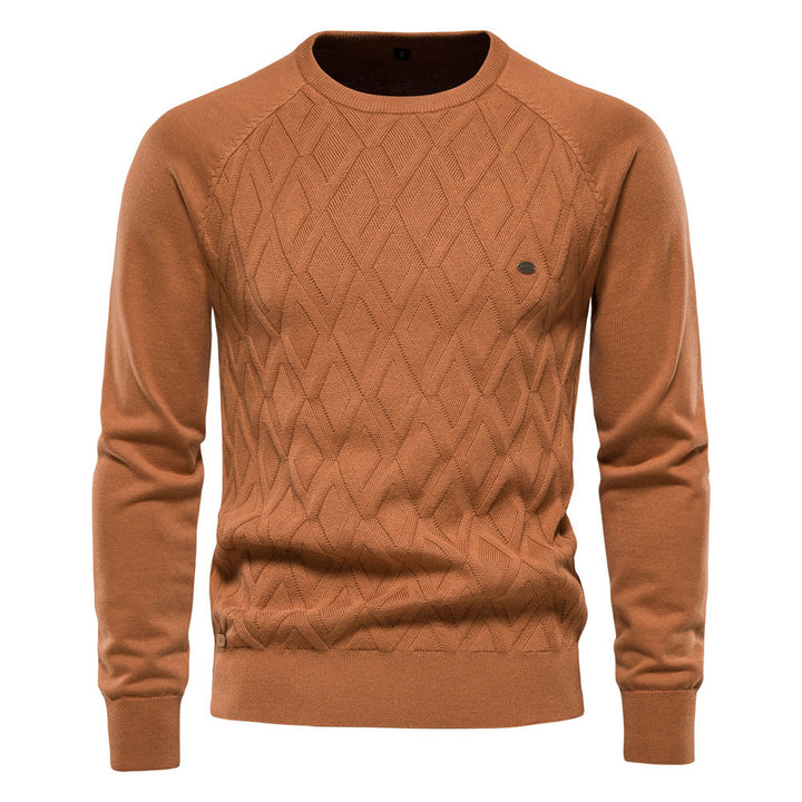 Mann trägt stilvollen, unifarbenen Herren Oxford Pullover. Klassischer Langarm-Pullover, ideal für Business Casual im Winter.