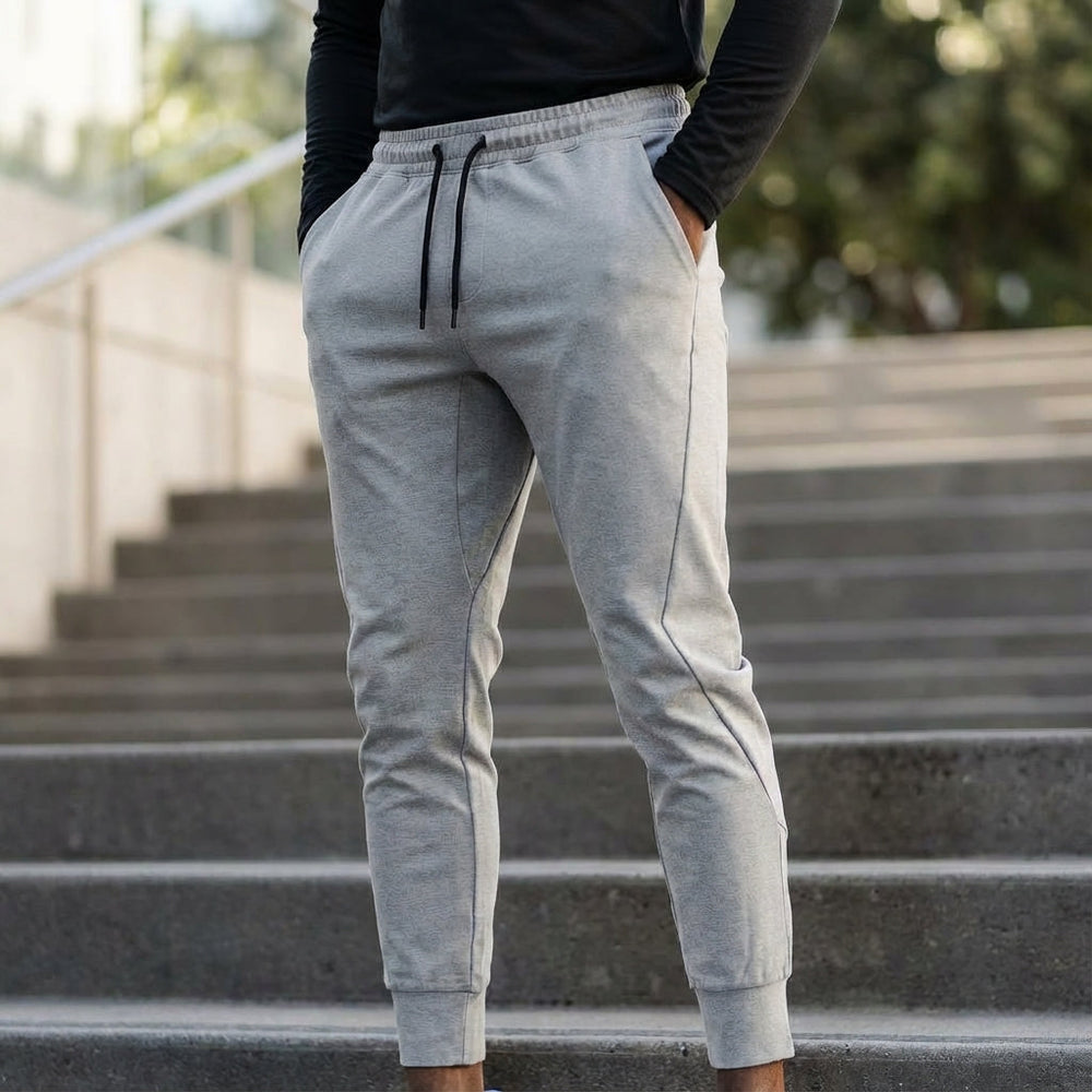 Stylische Herren Freizeithose Austin, Rückansicht mit praktischer Tasche, ideal für Loungewear.