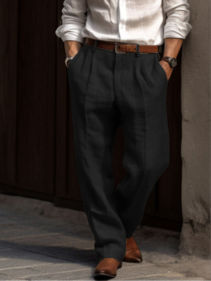 Trendige Herren Stoffhose mit feinen Plissee-Details, perfekt für Business & Sommer-Fashion.