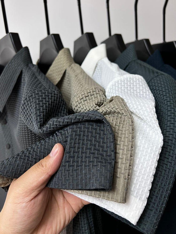 Zeitloses Herren Polo-Shirt, stilvolle Männerbekleidung für elegante Auftritte im Sommer.
