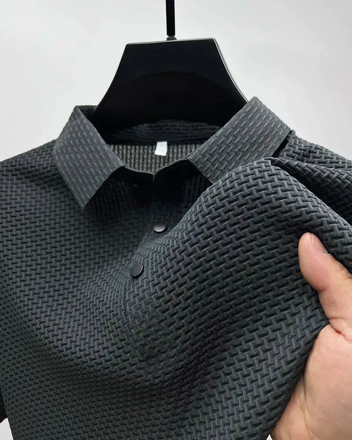 Modell trägt elegantes Herren Polo-Shirt, bequemes Kurzarmhemd für entspannte Sommertage.