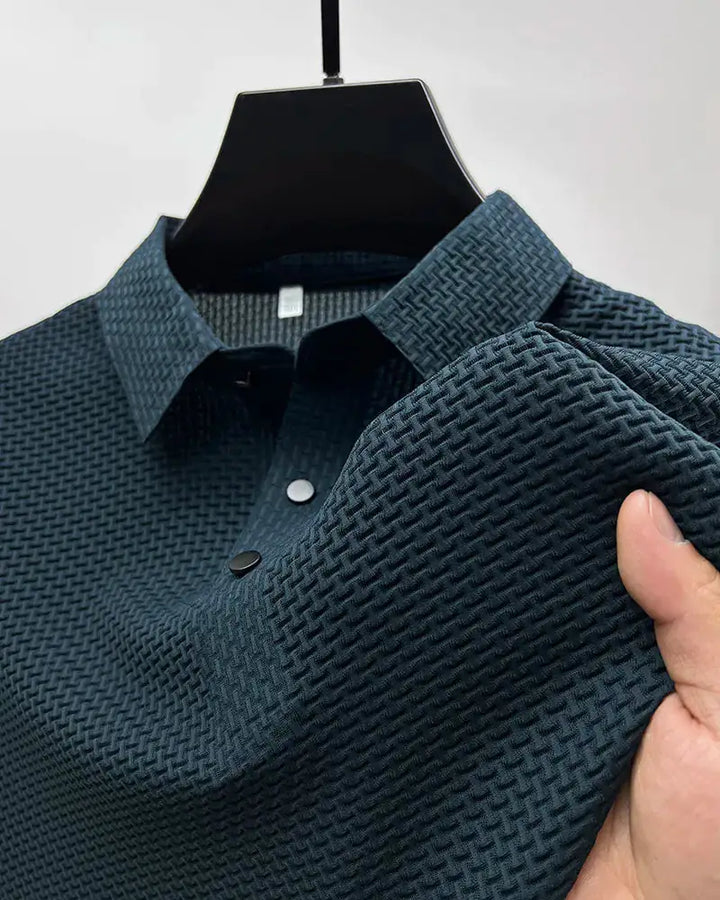 Detailaufnahme des Herren Polo-Shirts, hochwertige Verarbeitung für zeitlose Eleganz und klassischen Stil.