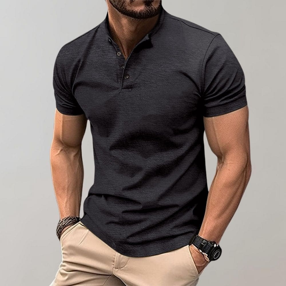 Mann trägt blaues Herren Polo Shirt, kombiniert Eleganz & Komfort. Perfektes Kurzarm Polohemd für Freizeit & Business Casual.
