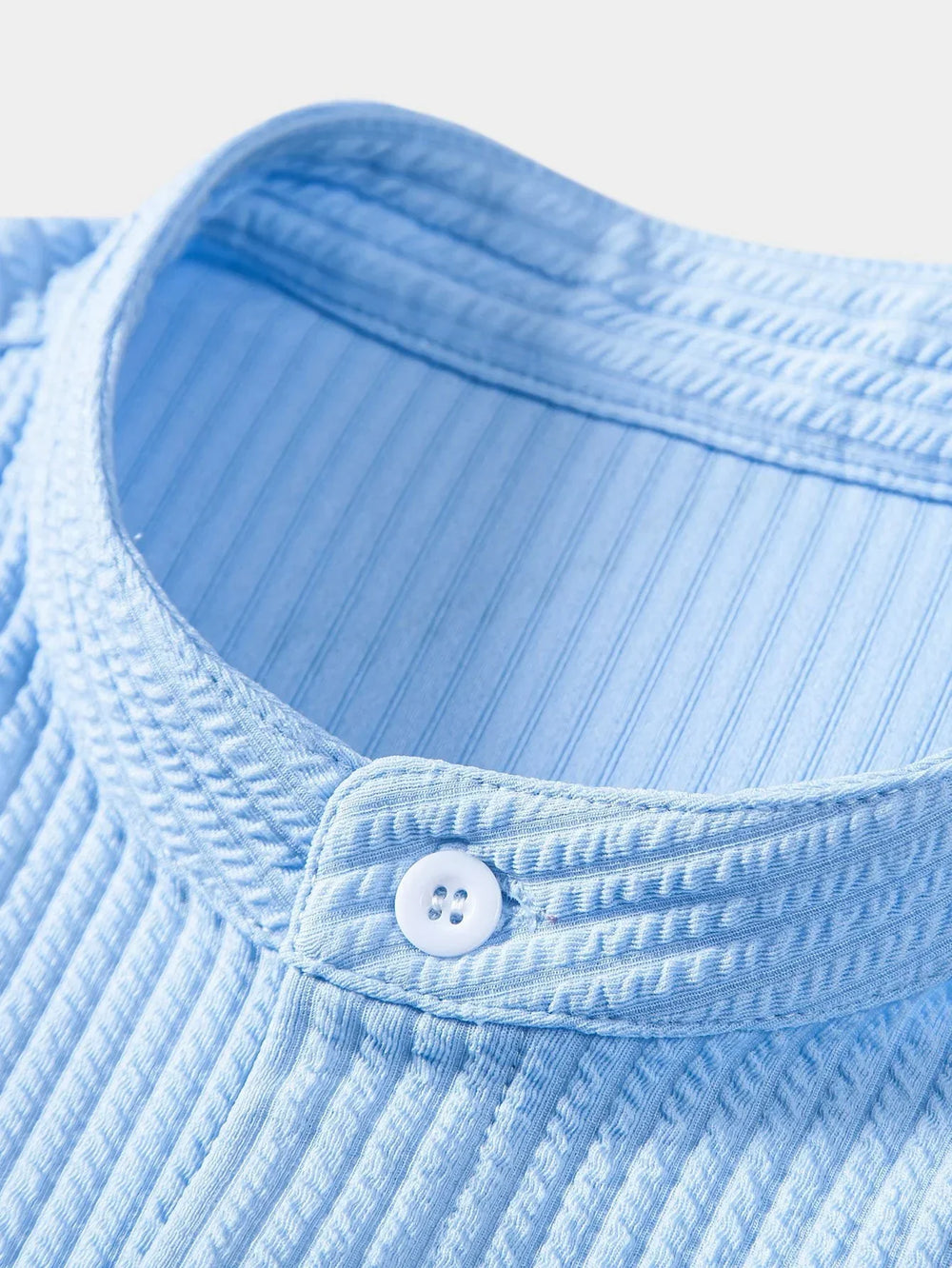 Stilvolles Herren Stehkragen Polo, atmungsaktiv & kurzärmlig. Perfekt für Sommer & Freizeit.