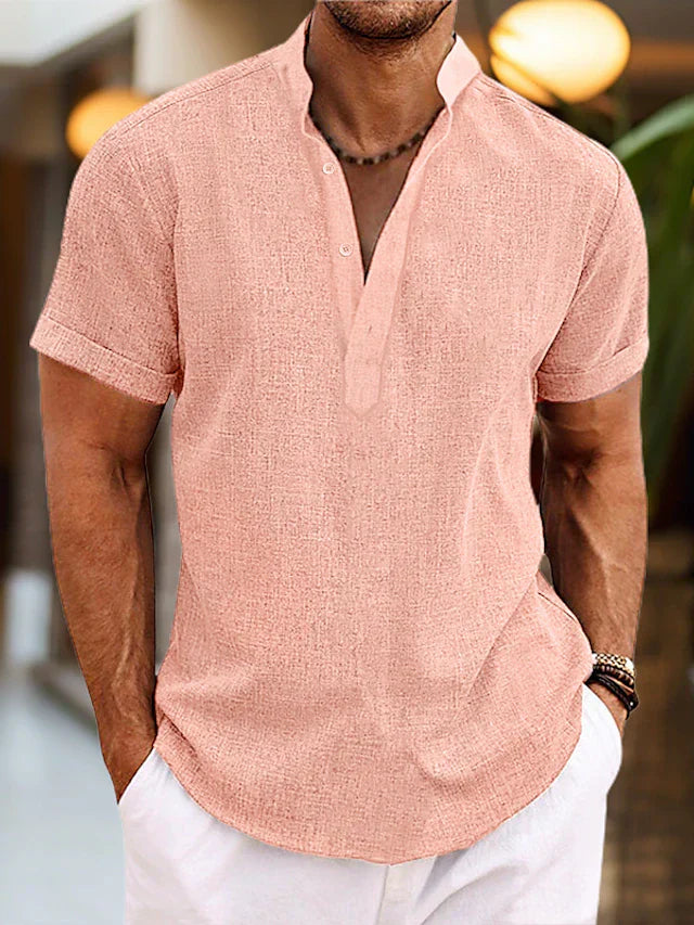 Komfortables Herren Poloshirt mit V-Ausschnitt, kurzen Ärmeln. Perfekt für den Alltag im Frühling & Sommer.