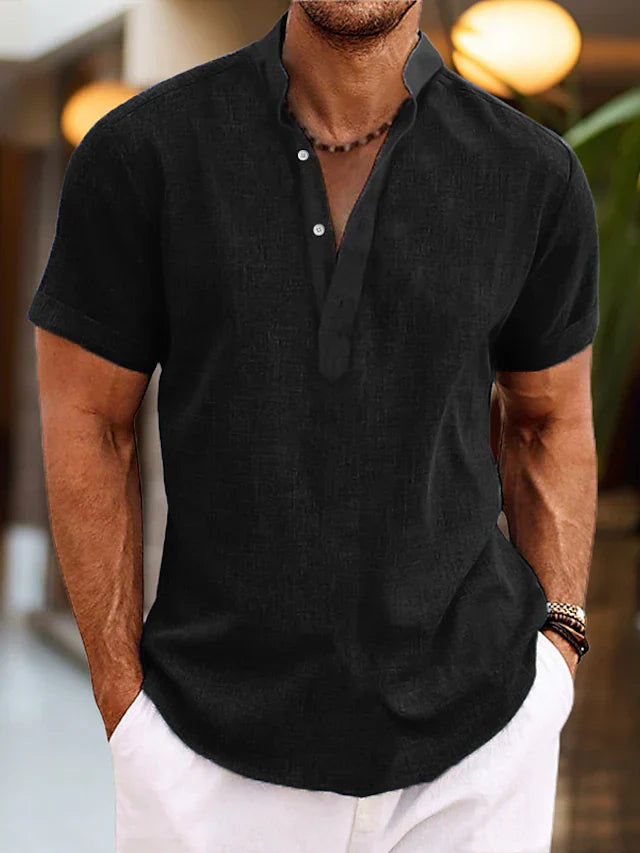 Modernes Herren Poloshirt kurzarm, V-Ausschnitt. Für einen smarten Auftritt in der Mode des Alltags.