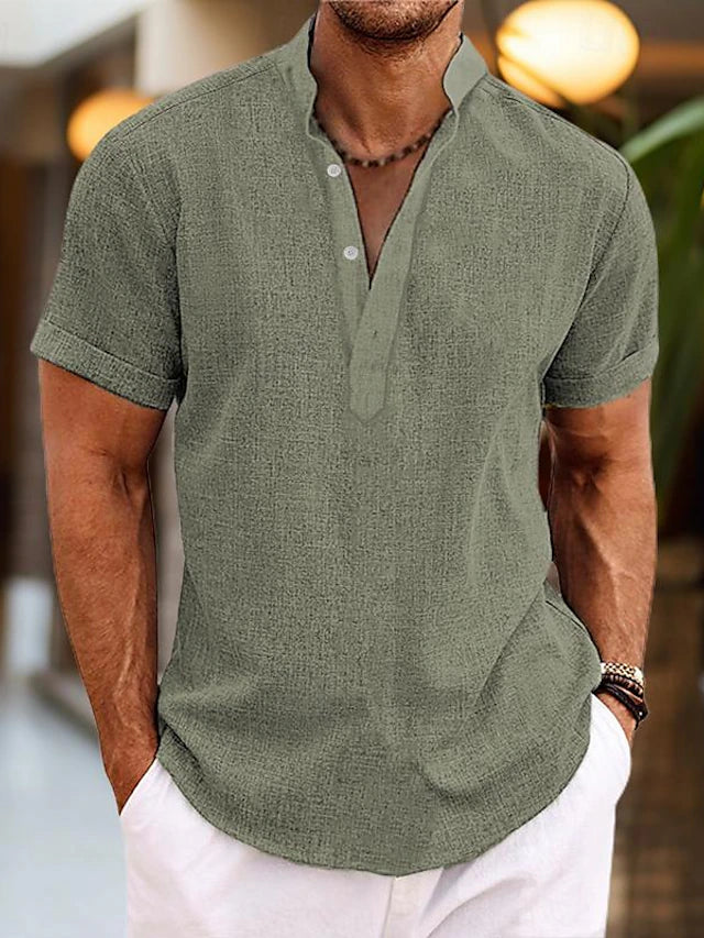 Klassisches Herren Poloshirt mit modernem V-Ausschnitt. Kurzarm-Oberteil für stilvolle Herrenmode.