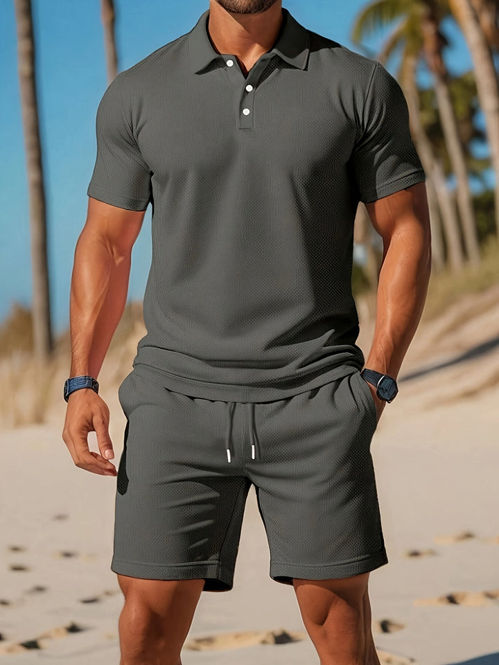 Stilvolles Herren Zweiteiler-Set: Poloshirt & Shorts, komfortabel & atmungsaktiv für den Sommer.