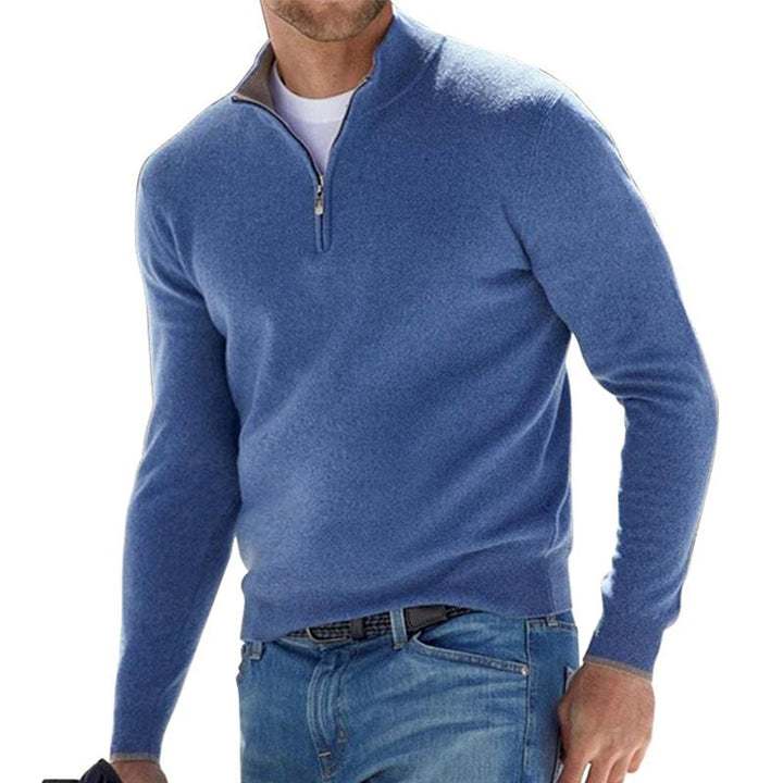 Nahaufnahme Reißverschluss & feine Strickstruktur des stilvollen Herren Pullovers.
