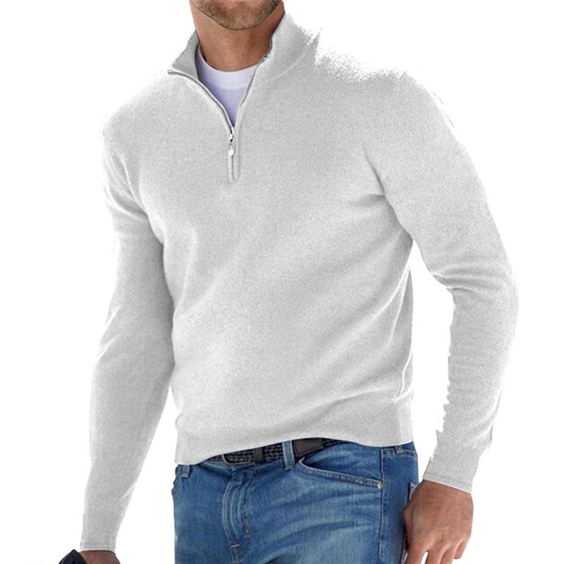 Mann in elegantem Herren Strickpullover mit Reißverschluss für einen Business Casual Look.