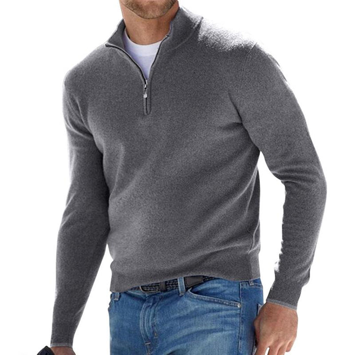 Gefalteter Premium Herren Pullover mit Reißverschluss, zeigt hochwertige Strickqualität.
