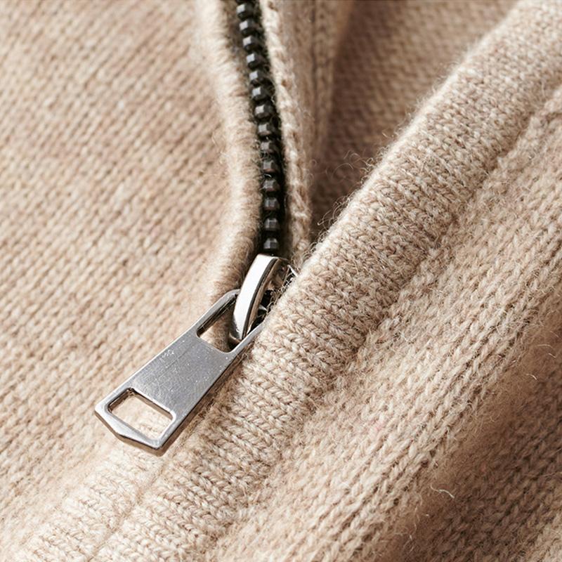 Vielseitiger Herren Basic Pullover mit Reißverschluss, perfekt als Oberteil für Herren Mode.