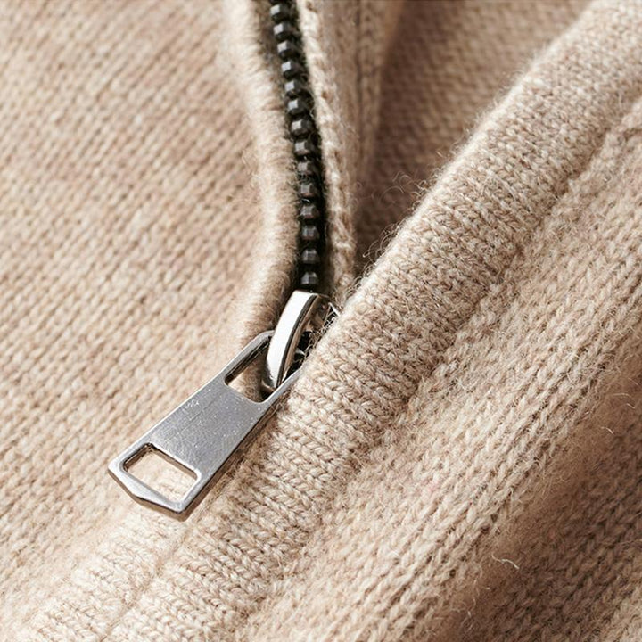 Vielseitiger Herren Basic Pullover mit Reißverschluss, perfekt als Oberteil für Herren Mode.