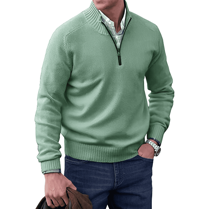 Detailaufnahme: Reißverschluss & Kragen eines klassischen Herrenpullovers, komfortable Herbstmode.