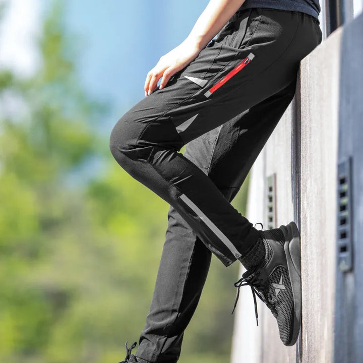 Mann trägt bequeme Herren Radlerhose beim Radfahren. Perfekt für lange Touren. Reflektierende Details für Sicherheit.