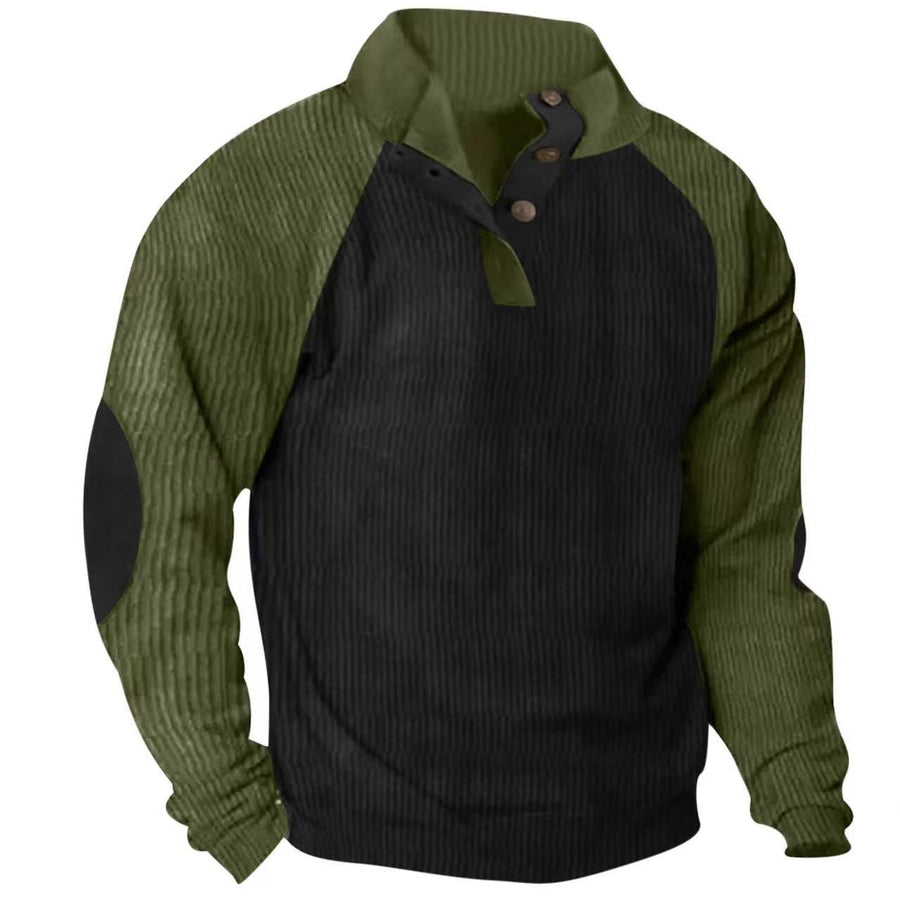 Nahaufnahme der stilvollen Knopfleiste am Kragen des Herren Raglan Pullovers "Zac". Smartes Detail für Herren.