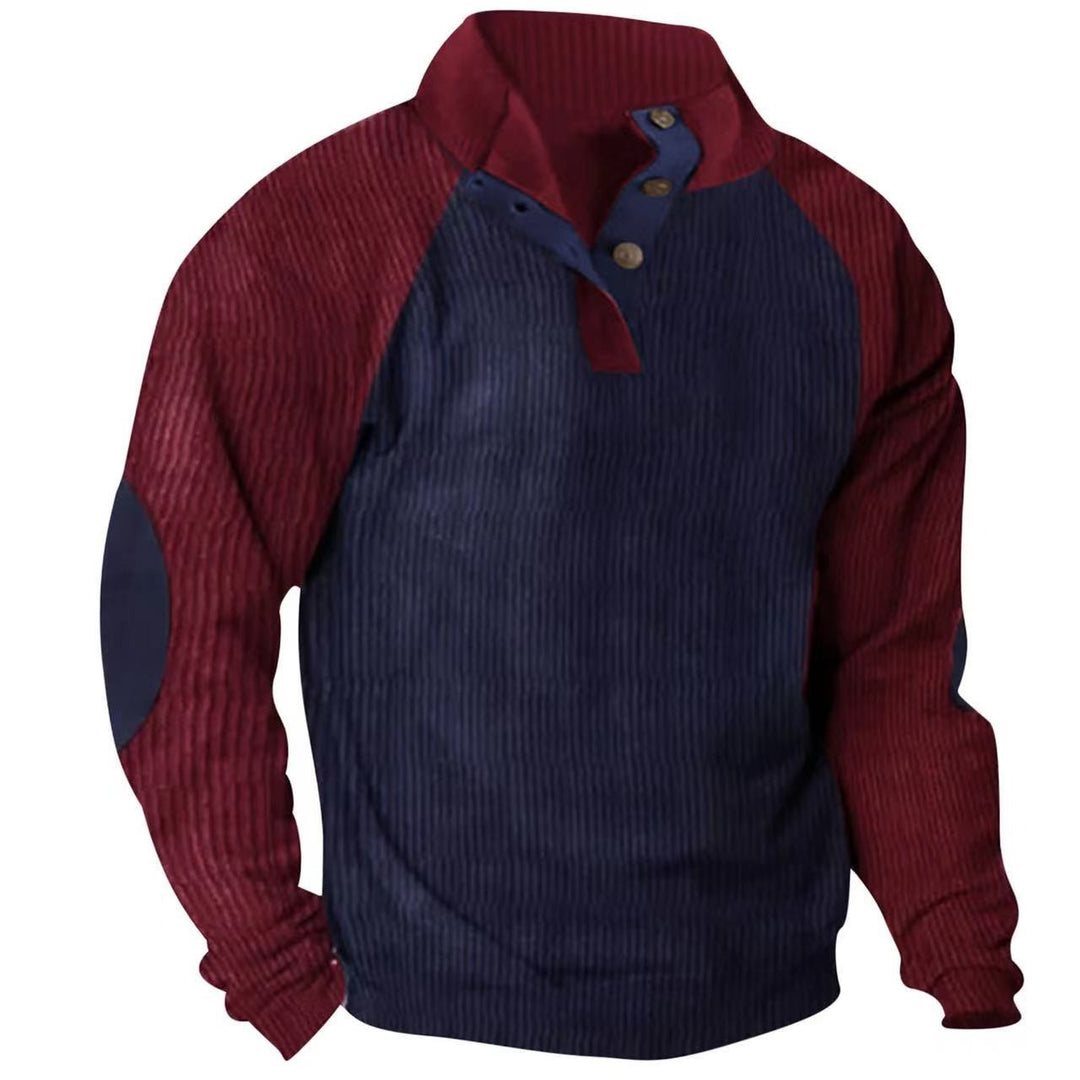 Mann trägt den bequemen Herren Raglan Pullover "Zac". Smart Casual Look, vielseitige Freizeitkleidung für jeden Tag.