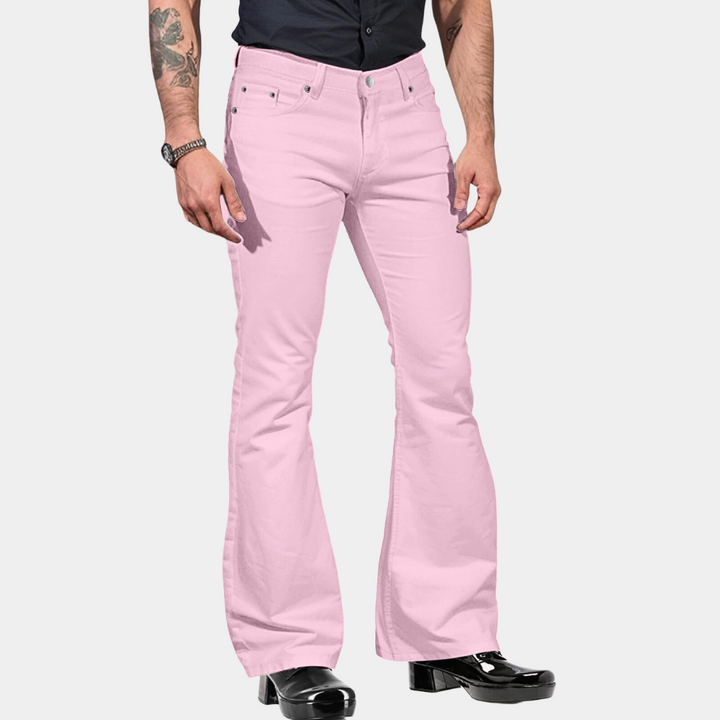 Nahaufnahme der Herren Retro Flared Hose. Komfortable Freizeithose für Frühling und Herbst im angesagten Vintage-Look.