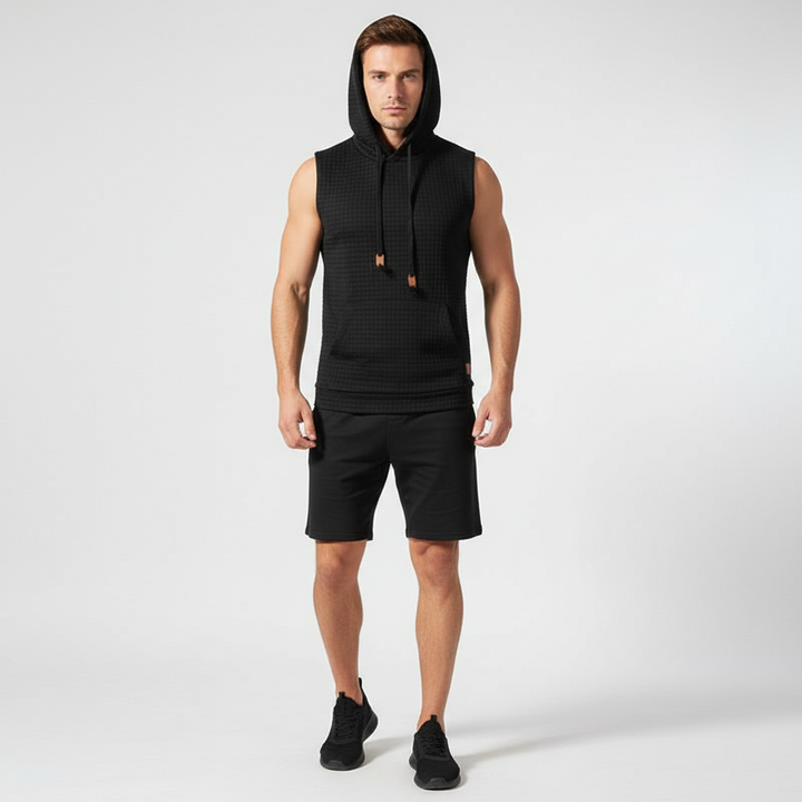 Mann im ärmellosen Sportshirt mit Kapuze, perfekt für Fitness-Training und aktive Tage.