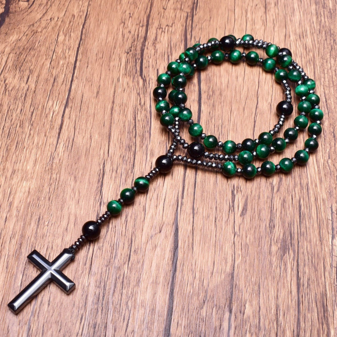 Männlicher Rosenkranz mit polierten Edelsteinen & Kreuz; Ausdruck von Spiritualität.