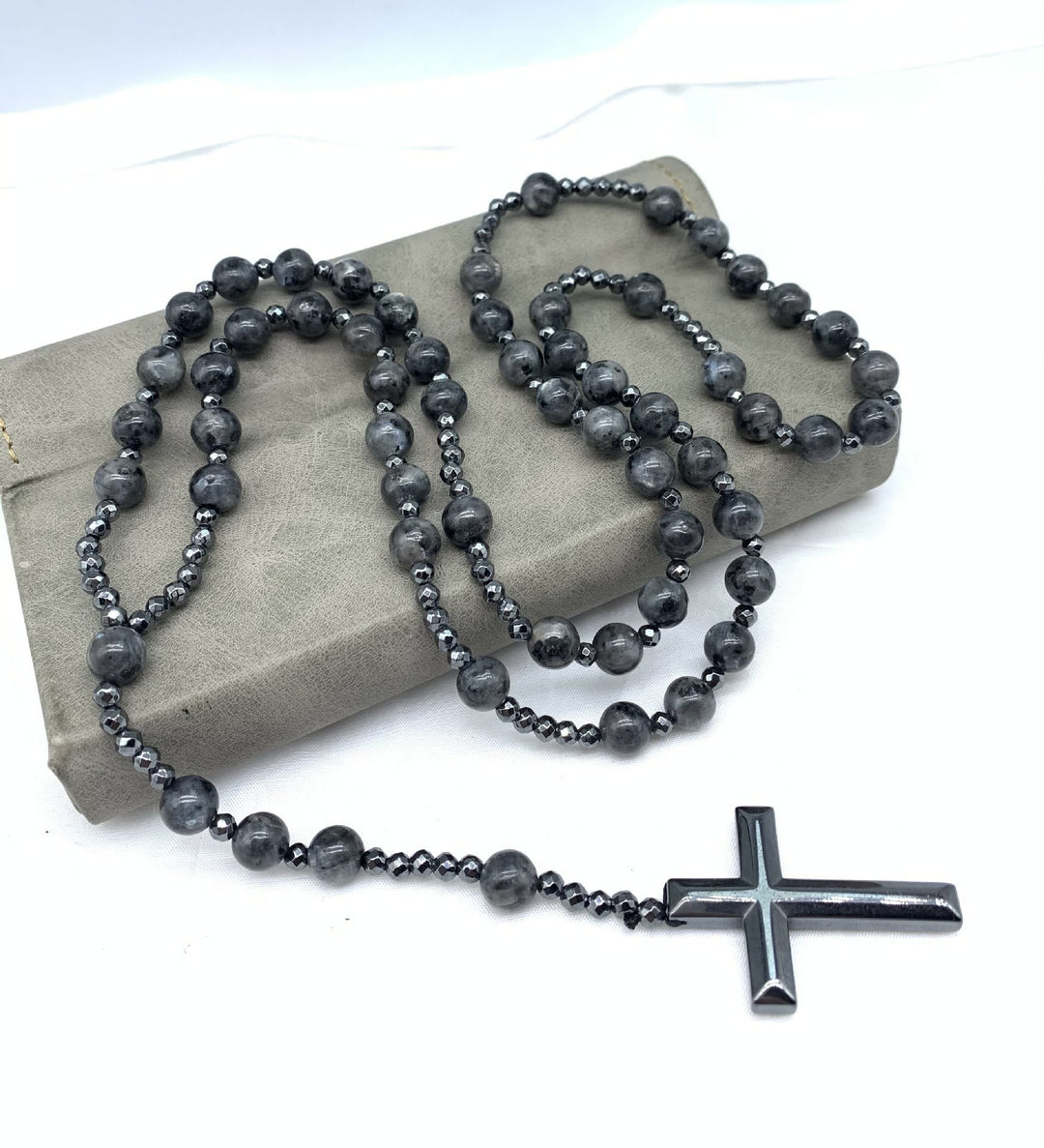 Männerschmuck: Ovaler Rosenkranz aus Edelsteinen wie Tigerauge mit Kreuz-Anhänger.