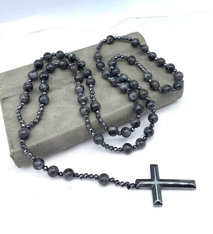 Männerschmuck: Ovaler Rosenkranz aus Edelsteinen wie Tigerauge mit Kreuz-Anhänger.