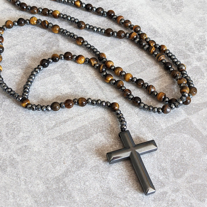 Spirituelle Männerkette: Rosenkranz aus Tigerauge & Lapislazuli mit Kreuz-Anhänger.