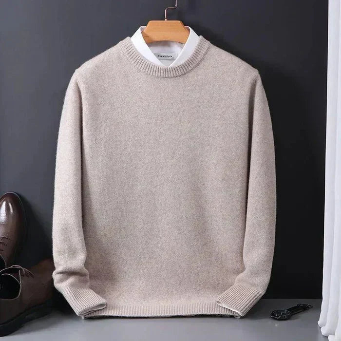Moderner Herren Rundhals-Pullover Aidan. Komfortabler Langarm-Strickpullover für zeitlose Eleganz in Herrenmode.