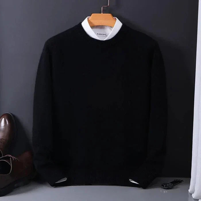 Dunkelblauer Herren Rundhals-Pullover Aidan. Eleganter Langarm-Strickpullover für stilvolle Herrenmode.