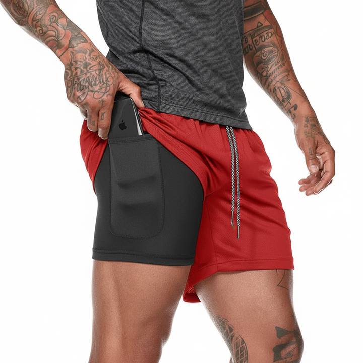 Nahansicht des RunVibeX Logos auf Herren doppellagigen Laufshorts, Markenqualität für Fitness.