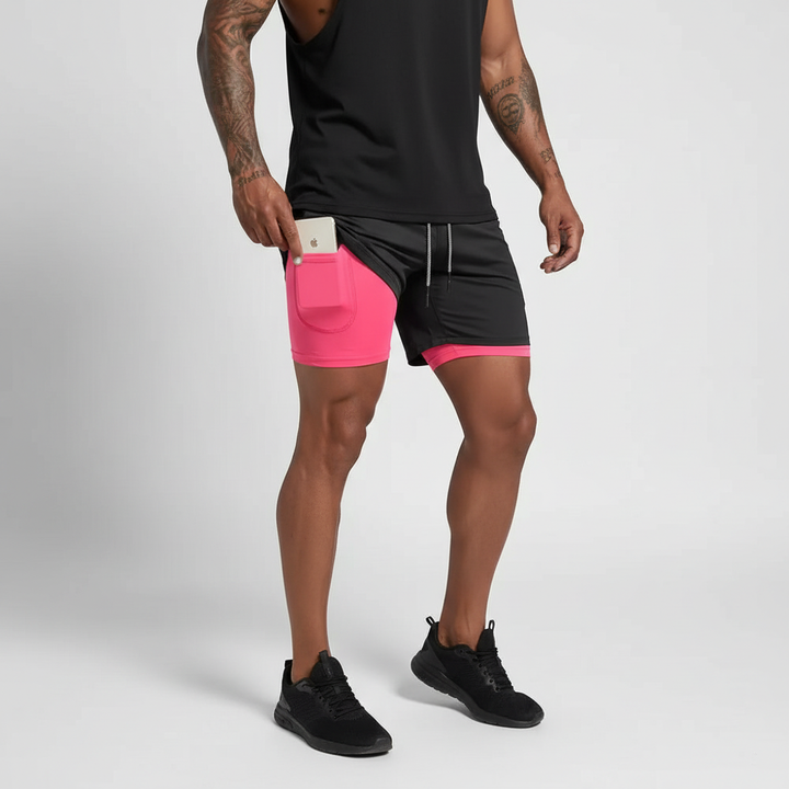Sportler dehnt sich in RunVibeX doppellagigen Herren Fitness-Shorts, atmungsaktiv & bequem.