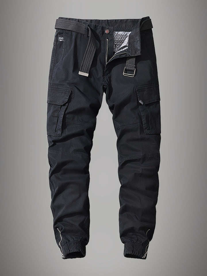 Aktiver Mann trägt schmal geschnittene Herren Cargohose beim Spaziergang, ideal für Outdoor- und Freizeit-Looks.